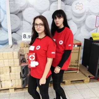 Już po raz kolejny uczniowie naszego liceum wzięli udział w akcji Polskiego Czerwonego Krzyża "Godne dzieciństwo". Brawo Ewelina, Agata i Dominika!