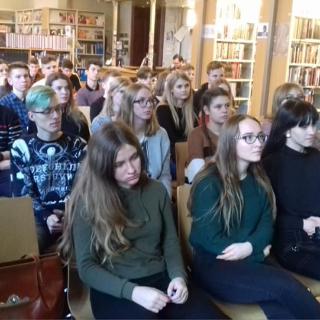 Licealiści mieli okazję odwiedzić Bibliotekę Uniwersytecką w Poznaniu i poczuć tę wspaniałą naukową atmosferę. Uczniowie wysłuchali wykładu na temat historii komiksu oraz odwiedzili czytelnię, w której znajduje się zbiór 15 tysięcy komiksów.