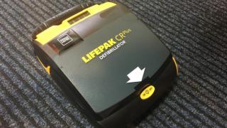 Vieš použiť nový školský defibrilátor?