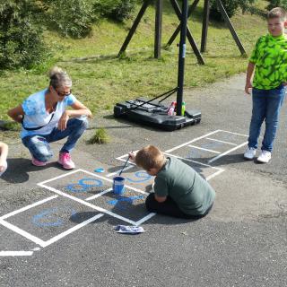 Deti v ŠKD pomohli vymaľovať školské ihrisko