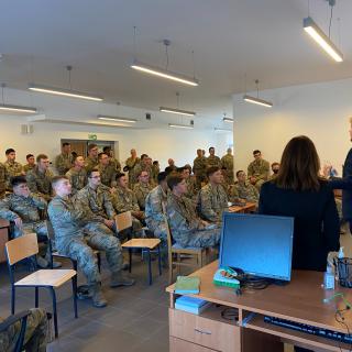 Żołnierze amerykańscy z zainteresowaniem słuchają prelekcji
