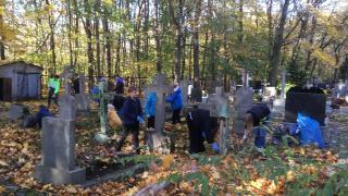 Sprzątanie grobów na cmentarzu tworkowskim.