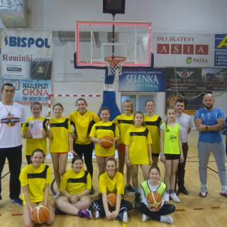 Dziewczęta klas VI- tych wicemistrzyniami powiatu w koszykówce