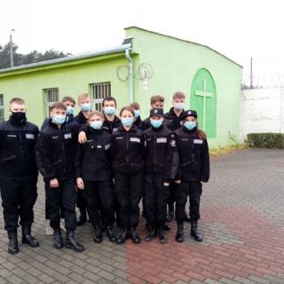 Grupa uczniów klasy policyjnej podczas wizyty w Zakładzie Karnym Wierzchowo