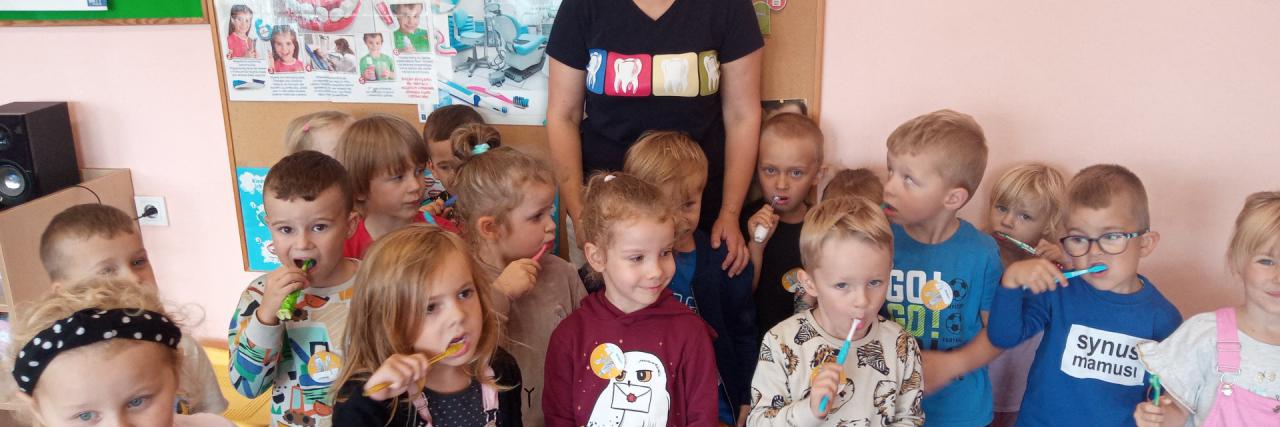 Przedszkolaki uczą się dbać o ząbki