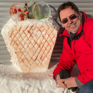 Das Bild zeigt Luciano Petschauer mit seiner Eisskulptur