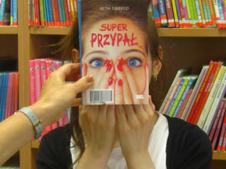 Biblioteczny konkurs fotograficzny „Sleeveface- ubrani w książkę”