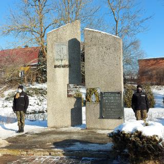 Uczniowie i nauczyciele ZS w Kaliszu Pomorskim pamiętali o wydarzeniach  z lutego 1945 r.