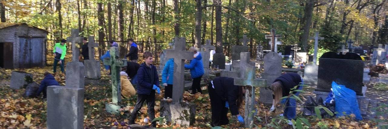 Sprzątanie grobów na cmentarzu tworkowskim.