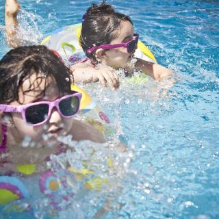 Lato w mieście- dzieci w basenie