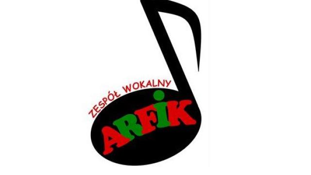 Czarna nutka z zielono - czerwonym napisem Zespół Wokalny "Arfik" 