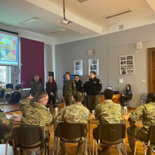Uczniowie klasy wojskowej prezentują polskie potrawy świąteczne