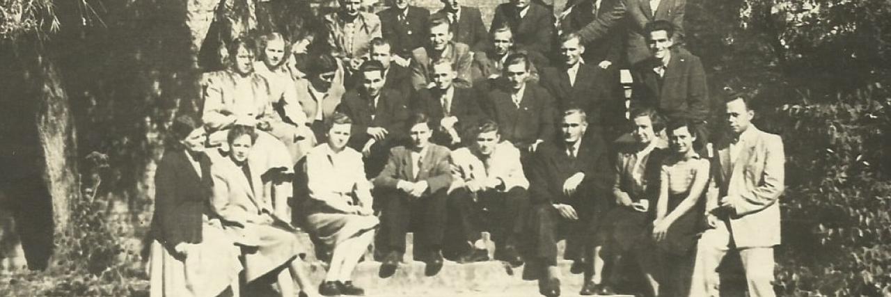 Zdjęcie grupowe z lat 50-tych na schodach Zamku Górków