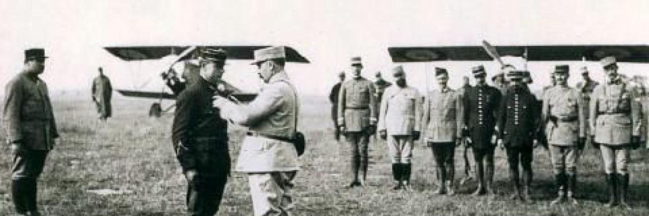 M. R. Štefánik ako pilot pri dekorovaní francúzskym vojnovým krížom