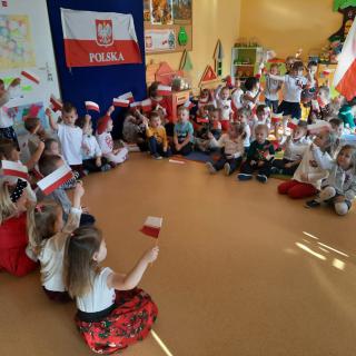 Przedszkolaki świętują Narodowe Święto Niepodległości