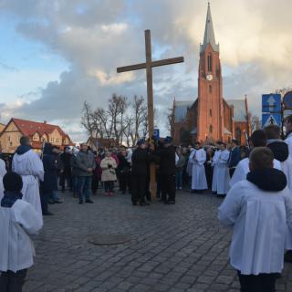Ulicami Wałcza przeszła Droga Krzyżowa w intencji pokoju na Ukrainie