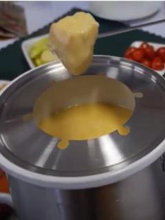 Kuchár  - syrové fondue