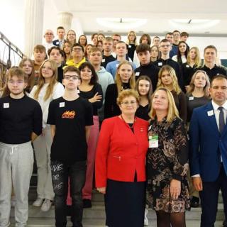 Uczniowie klasy mundurowej i Młodzieżowej Rady Powiatu Sejmie RP